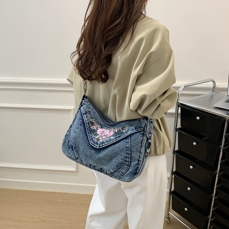 حقيبة كتف كروس بودي من الدنيم  - مراجعة Embroidery Jeans وسعره